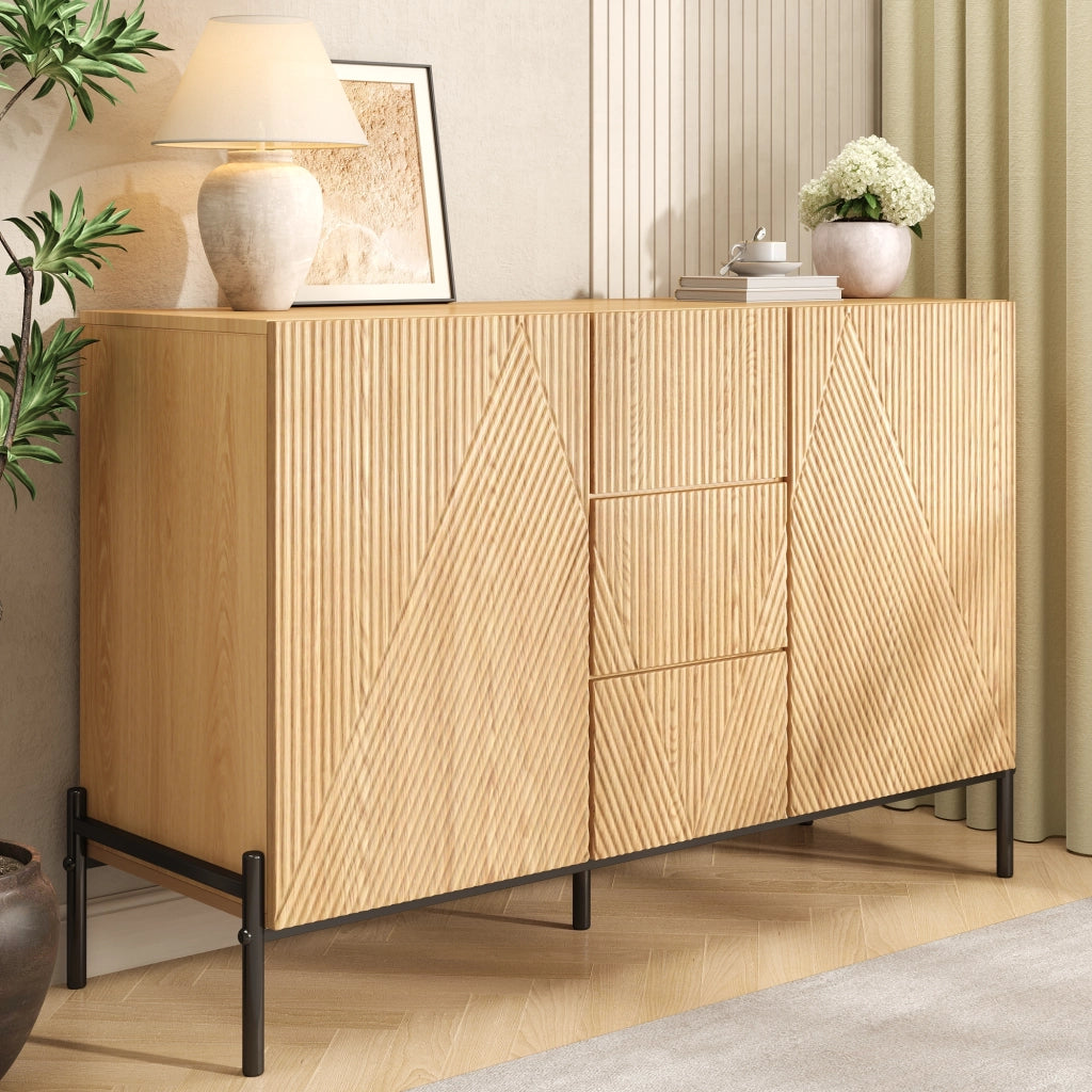 Credenza moderna con design geometrico; due ante e tre cassetti; MDF; color legno naturale