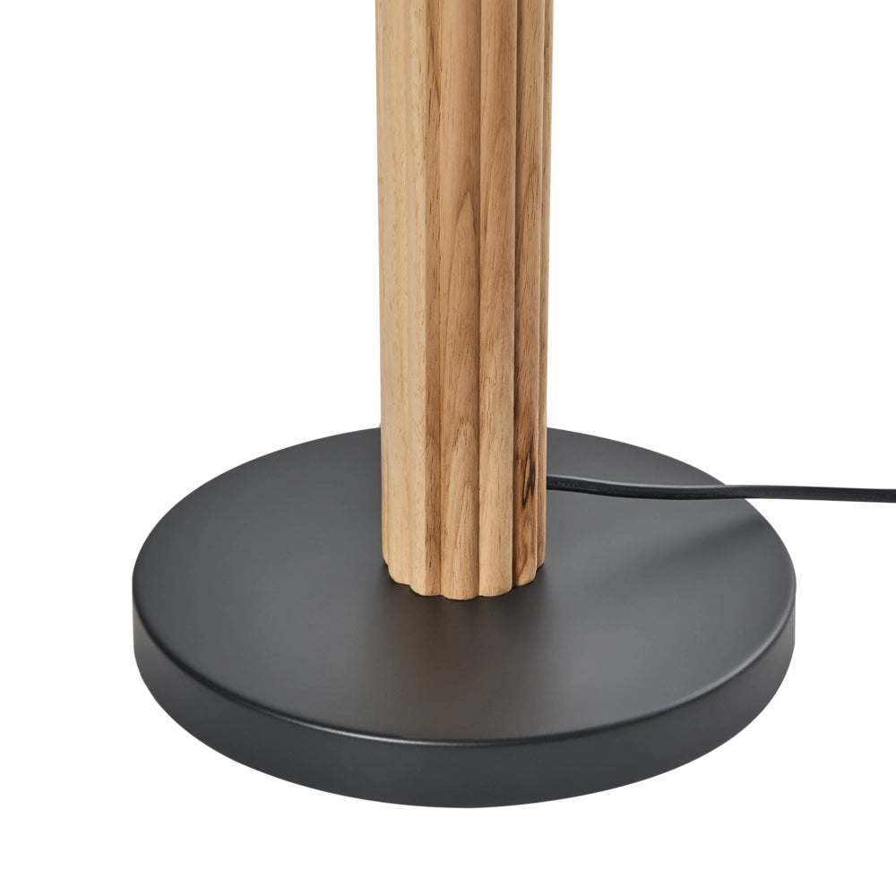 Lampada da terra con paralume in tessuto di lino e base in legno di gomma naturale color beige chiaro stile moderno