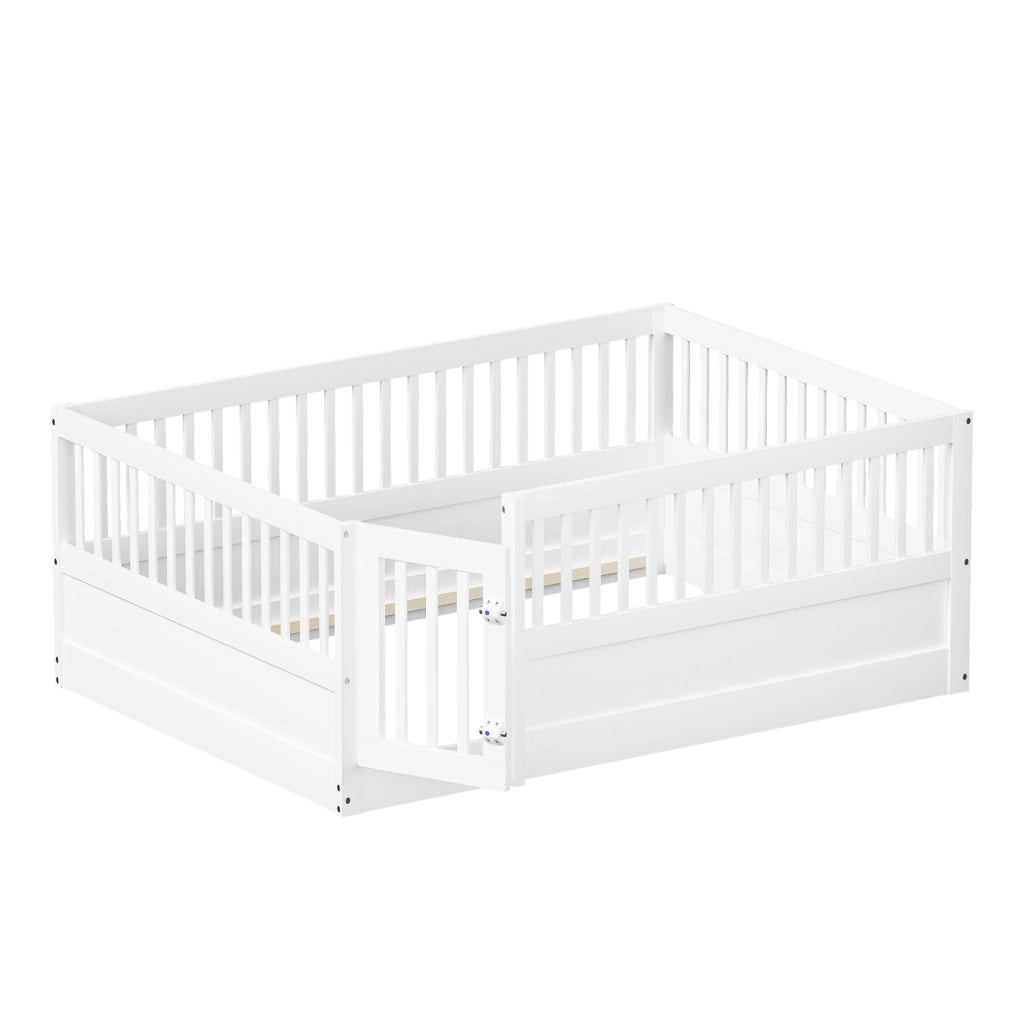 Letto per bambini basso 140 × 200 cm con barriera e porticina apribile, senza materasso, in legno bianco