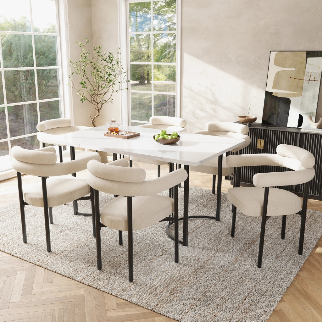 Tavolo da pranzo con sedie in velluto beige, gambe in metallo moderne e comfort elevato