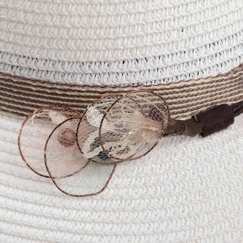 Cappello bianco a tesa larga con elegante decorazione 58