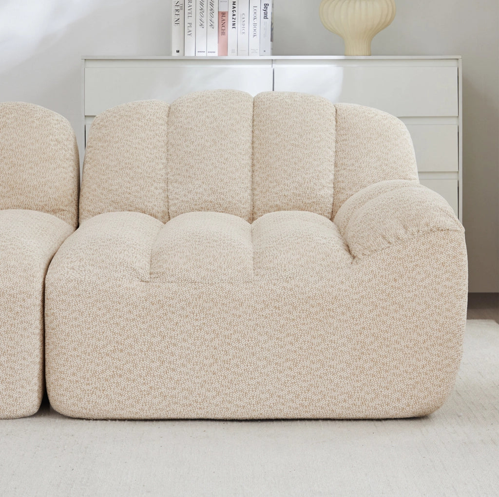 Divano modulare ad angolo 3 posti con pouf, imbottitura in schiuma ad alta densità 32D, tessuto morbido beige chiaro