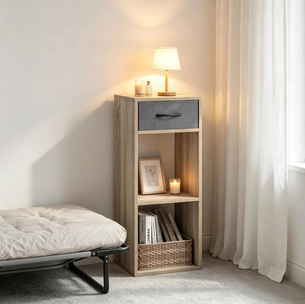 Libreria a cubi in legno ingegnerizzato con 1 cassetto in tessuto e 2 ripiani aperti, mobile verticale salvaspazio