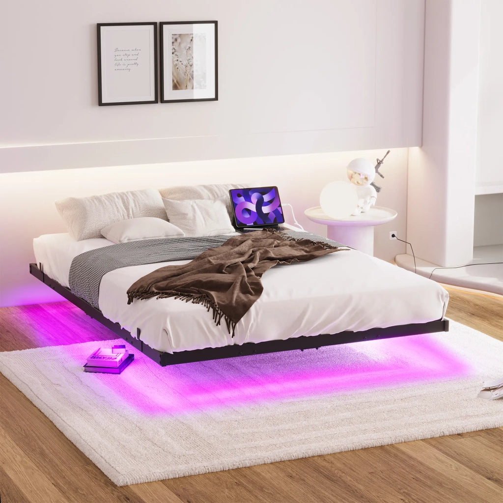 Letto sospeso 120x200 cm in metallo nero con doghe, illuminazione LED e stazione di ricarica. Struttura robusta e stabile, montaggio facile.