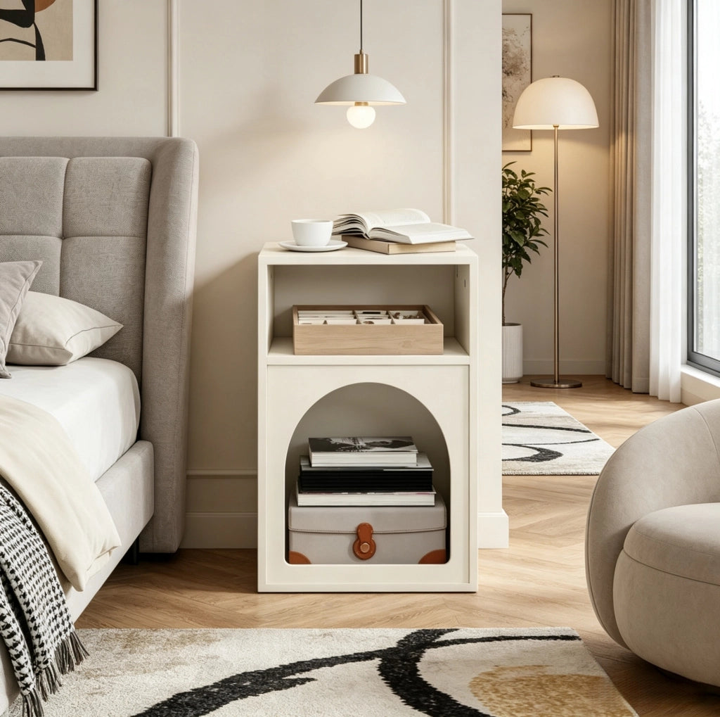 Comodino in MDF color crema con due ripiani aperti, design curvo moderno, 40x30x60 cm