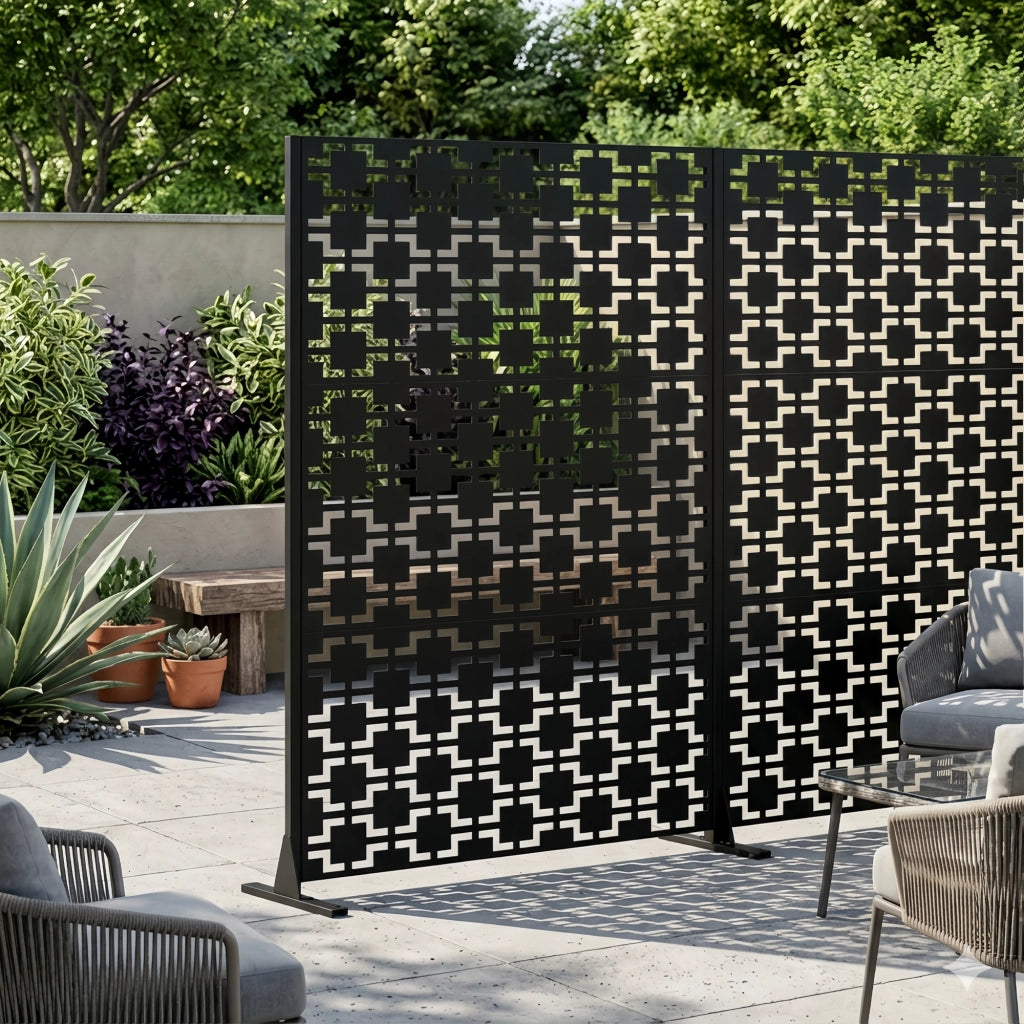 Pannello divisorio autoportante in metallo nero con base larga; filtra la luce per patio; balconi e giardini