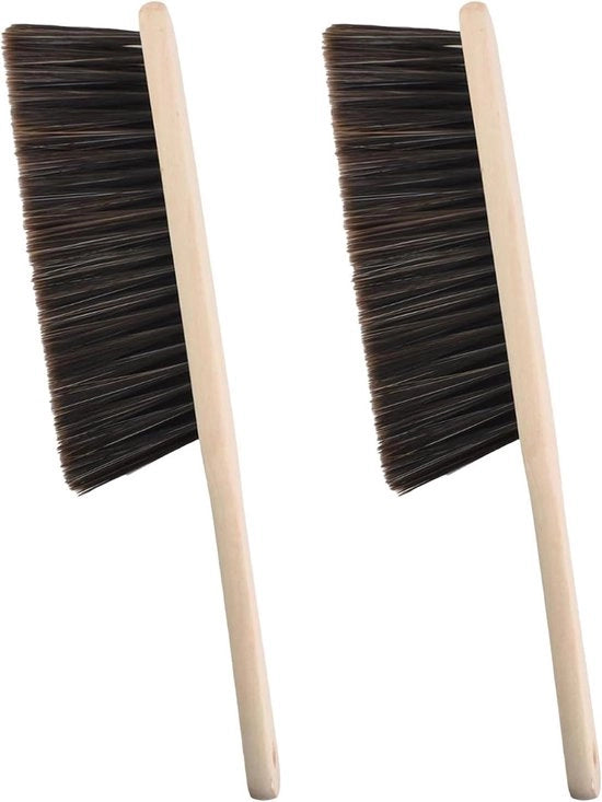 Due set di spazzole in legno per abbigliamento e tappeti