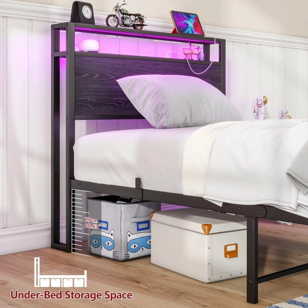 Letto singolo 90 × 200 cm con testiera a 2 ripiani; ricarica USB e presa; rete a doghe in metallo; nero