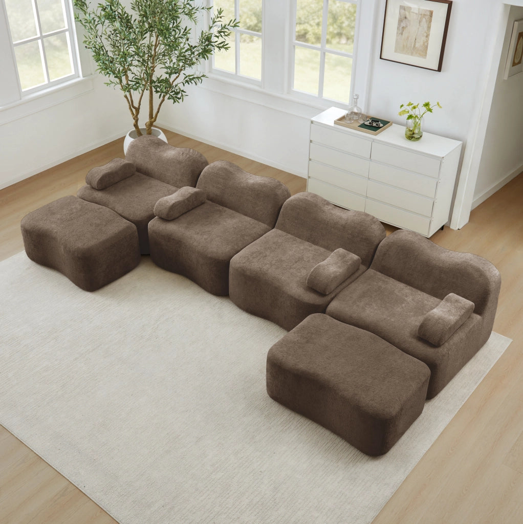 Divano modulare ULEVR a U 4 posti con 2 pouf, forma ondulata e rivestimento in velluto marrone