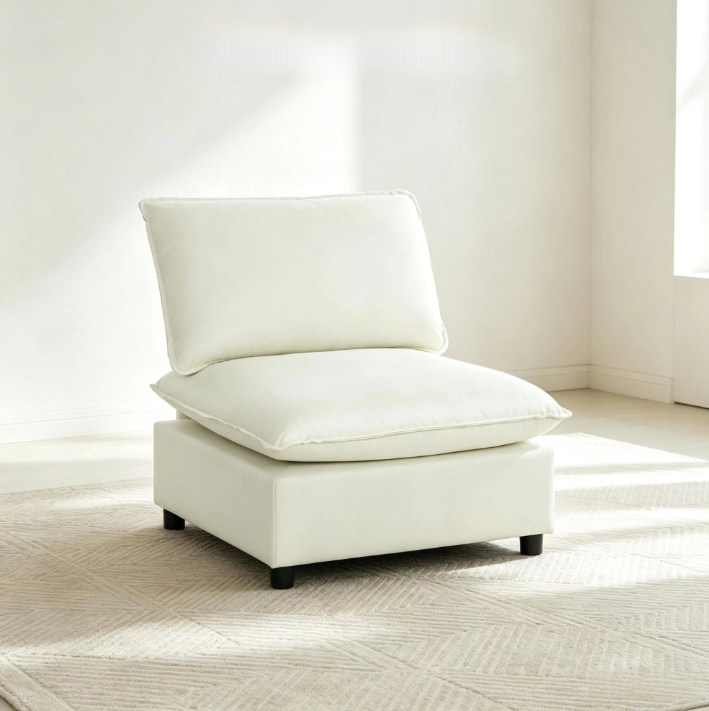 Poltrona moderna a un posto color crema con seduta ampia e imbottitura confortevole per soggiorno