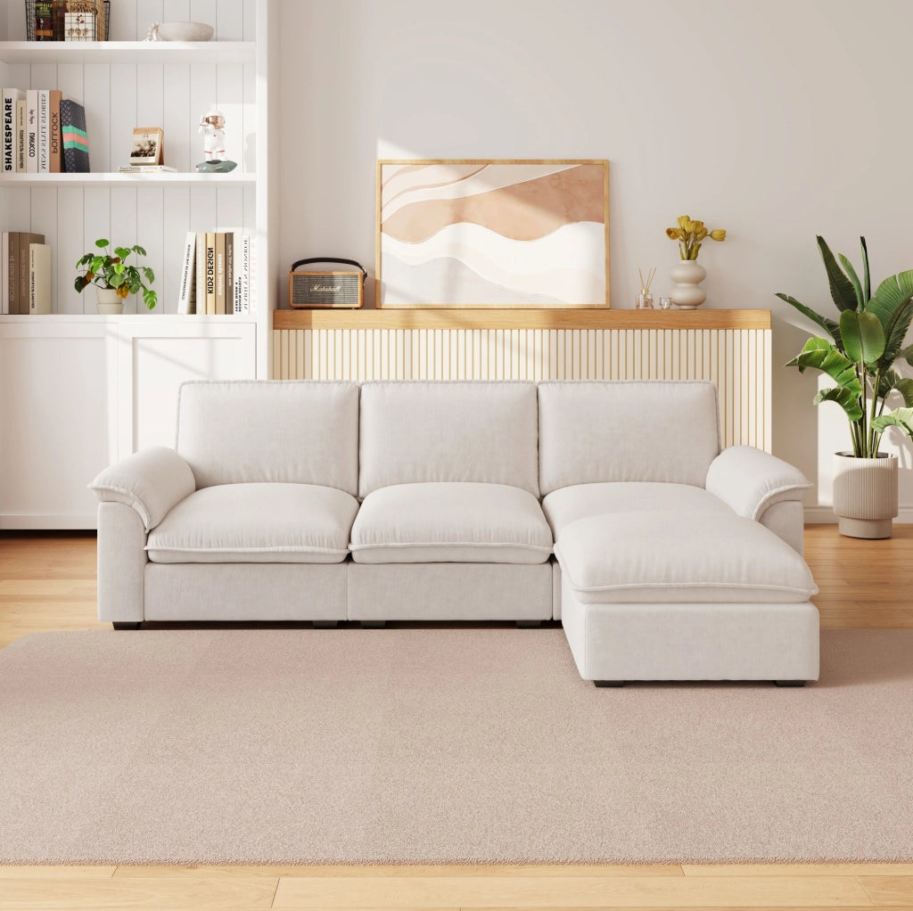 Divano modulare a L Cloud in tessuto chenille beige, 4 posti con pouf e braccioli