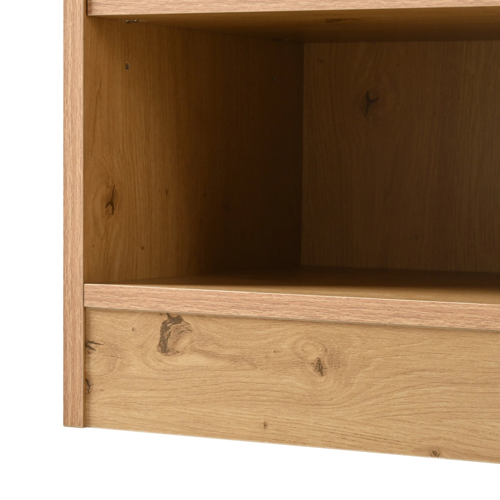 Scarpiera con panca imbottita; 3 ante in rattan PE; 4 ripiani aperti regolabili; cassetto e protezione antiribaltamento; 142 × 35 × 110 cm