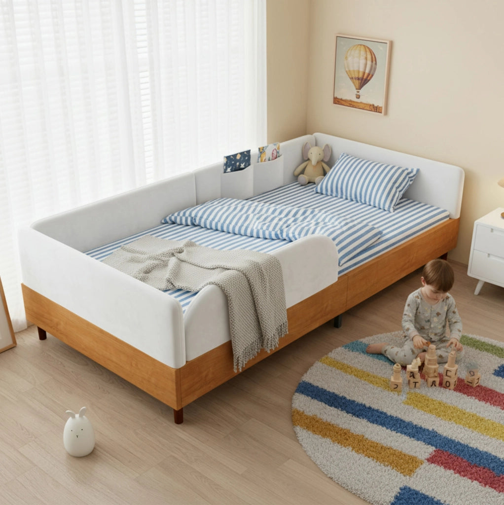 Letto singolo imbottito per bambini 90x200 cm con 2 tasche; velluto bianco e legno naturale HOMVRA
