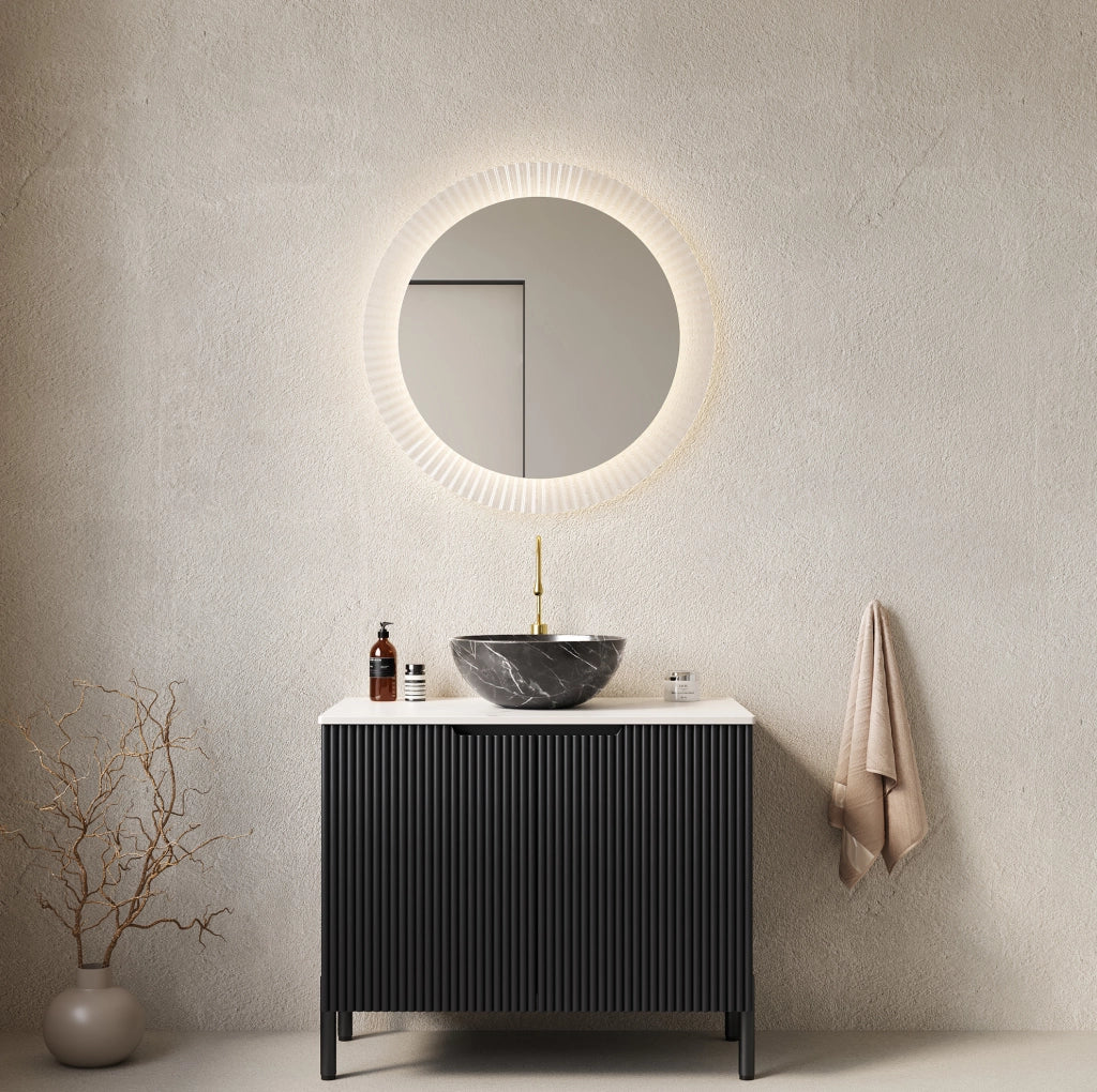 Mobile bagno freestanding TURIO 76 cm con lavabo nero in ceramica, piano in pietra sinterizzata bianca Carrara, mobile a doppia anta a righe nere
