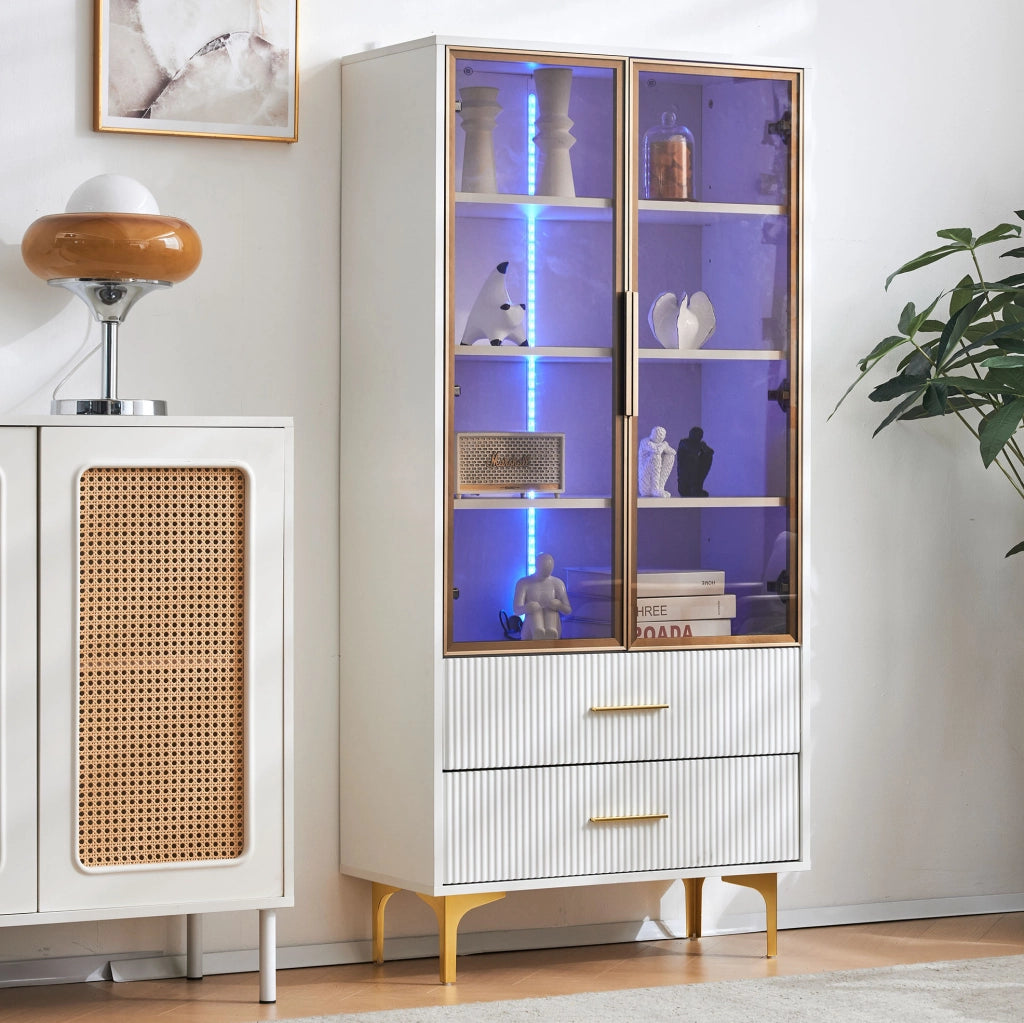 Vetrina elegante in bianco con ante in vetro tea, LED colorato e gambe dorate 70x35x150 cm