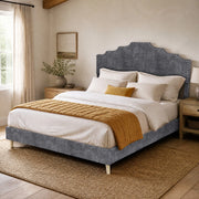 Letto 140x200 cm con rete a doghe e testiera geometrica in tessuto grigio
