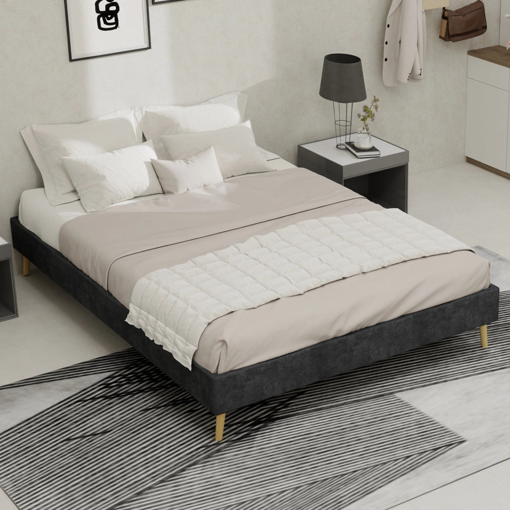 Letto matrimoniale 140 × 200 cm in velluto grigio, struttura bassa in tessuto e metallo, senza materasso