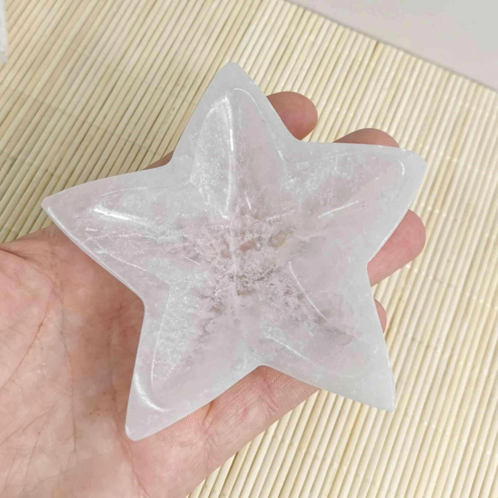 Ciotola in selenite, a forma di stella, 9x9x3 cm, realizzata a mano
