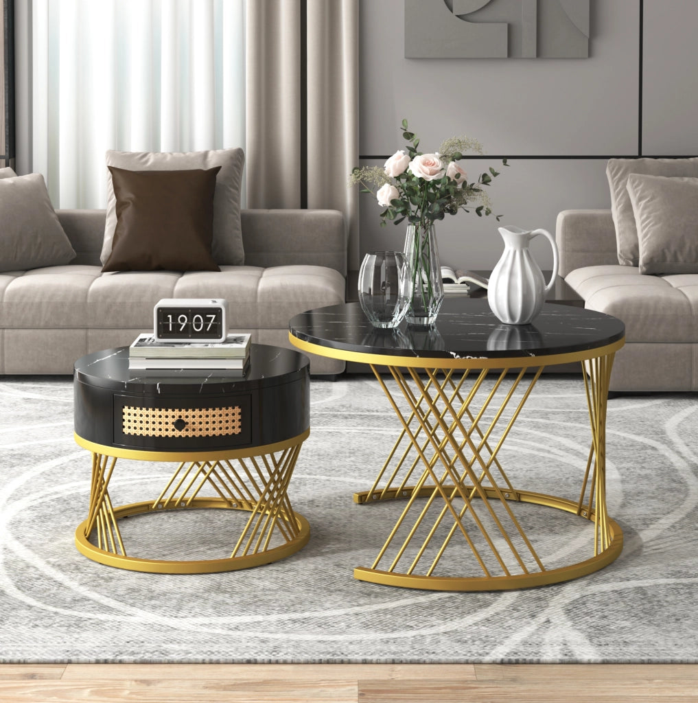 Set da 2 tavolini da caffè rotondi in MDF con piano effetto marmo, cassetto in resina intrecciata e gambe in metallo nero, salvaspazio per soggiorno moderno