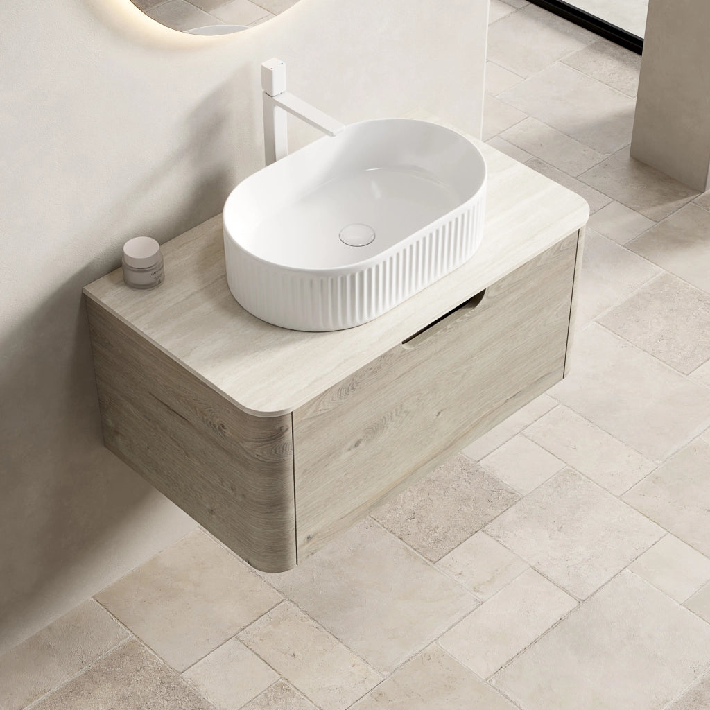 Mobile bagno sospeso 80 cm con lavabo ovale bianco, top in travertino sinterizzato e mobile in multistrato rovere crema