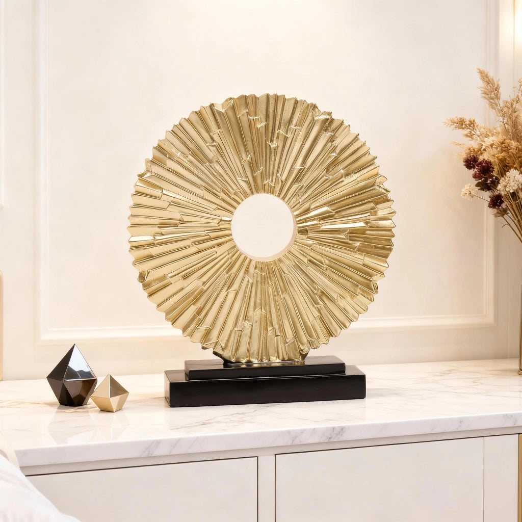 Scultura astratta dorata, design dalle linee curve, dimensioni 20,6 x 5,6 x 23,6 cm