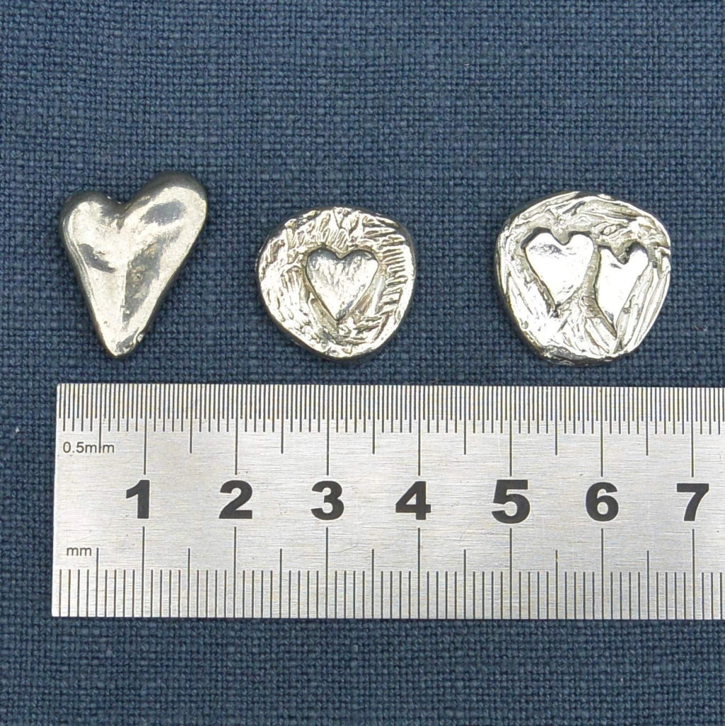 Cuore in stagno, fuso a mano, diametro 2,5 cm, su supporto