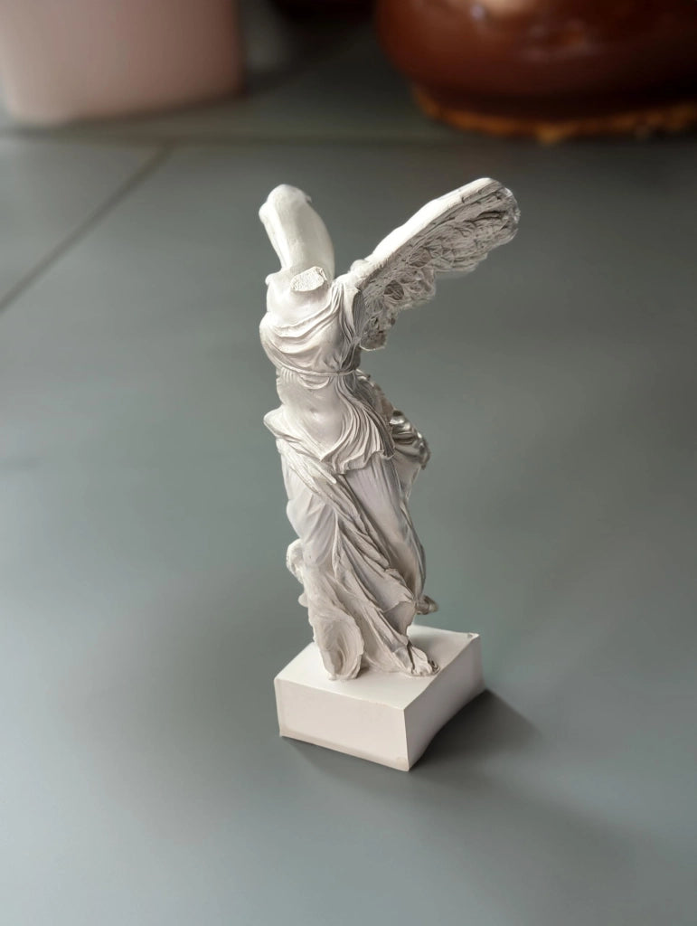 Figura decorativa "Nike di Samotracia" (Vittoria Alata), resina, 27 cm