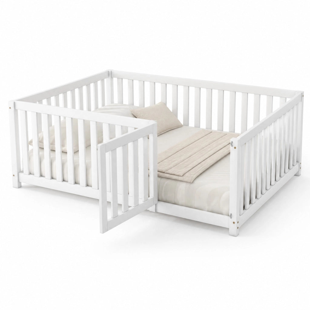 Letto per bambini a pavimento 140 × 200 cm con recinto e porta in legno bianco senza rete a doghe