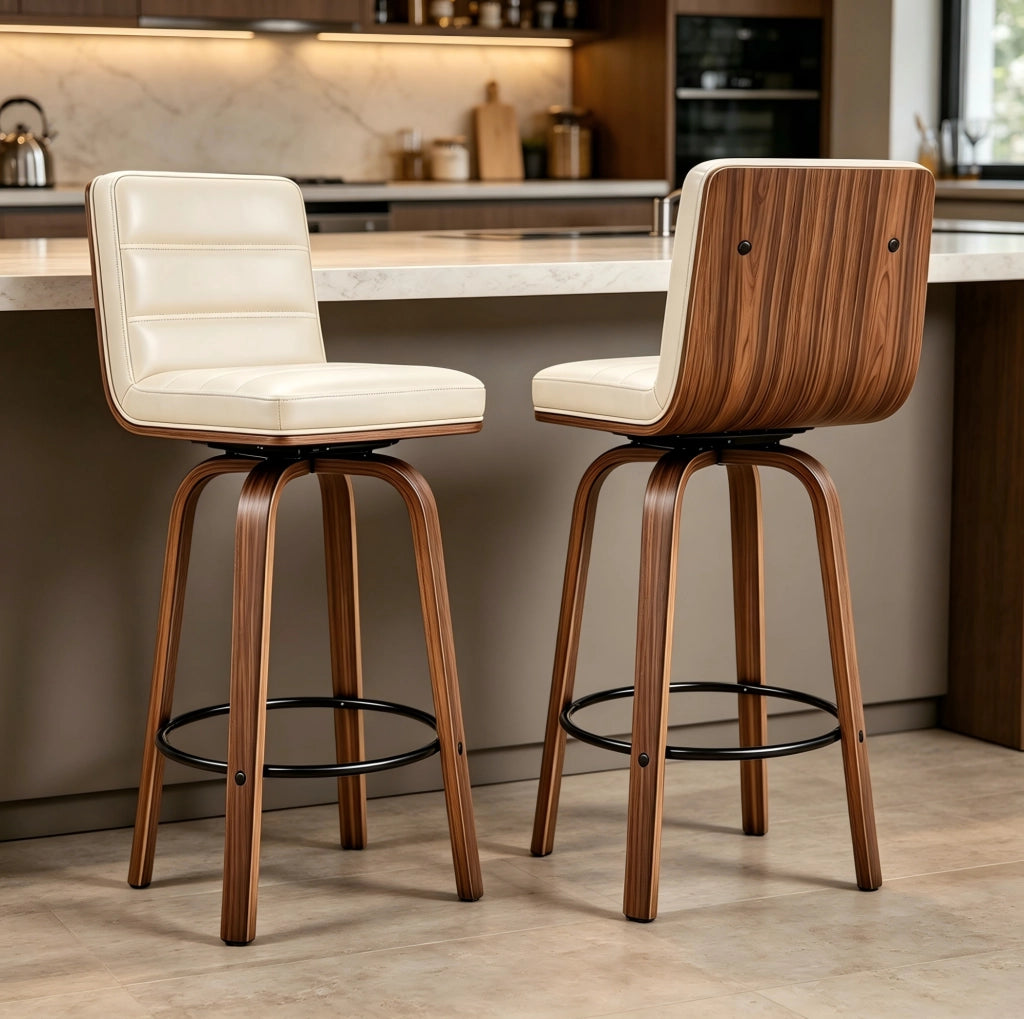 Sgabello da bar color crema con rivestimento in similpelle e gambe in faggio