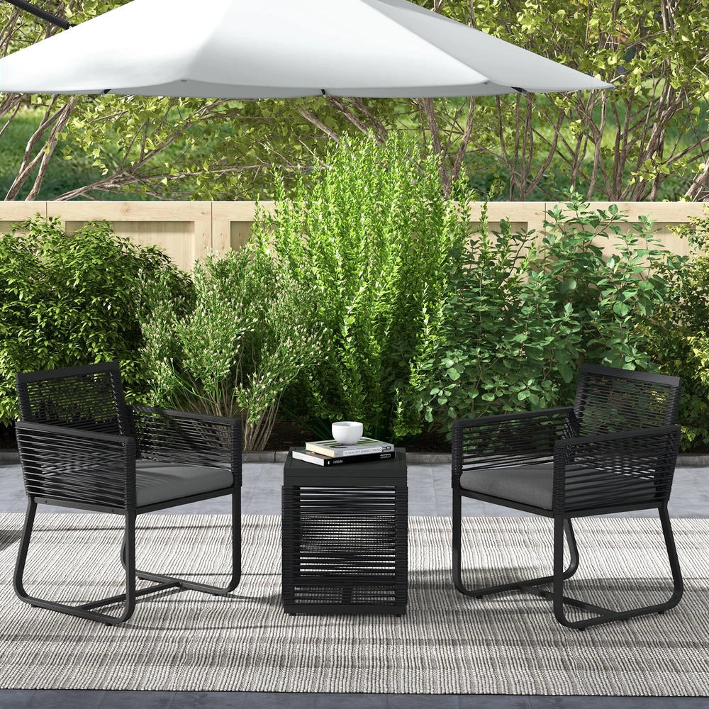 Set Bistro da Giardino 3 Pezzi in Rattan con Tavolino in Vetro e Cuscini, per Balcone e Terrazzo Resistente, 53 cm x 57 cm x 77 cm, Nero e Grigio