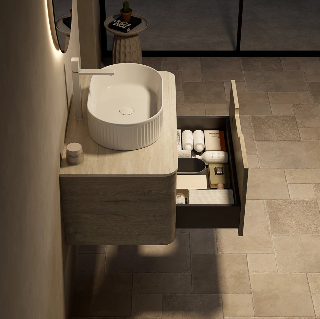 Mobile bagno sospeso 80 cm con lavabo ovale bianco, top in travertino sinterizzato e mobile in multistrato rovere crema