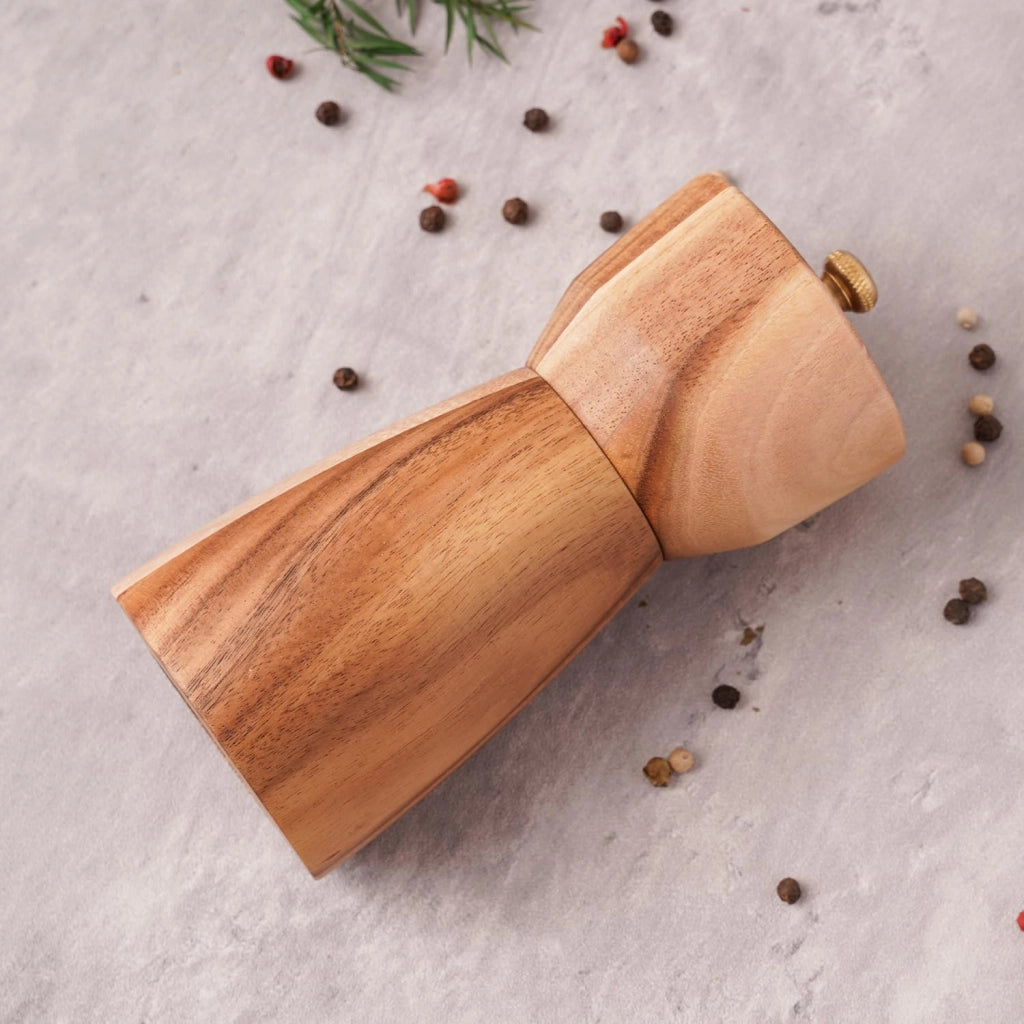 Macinino per pepe in legno di acacia, 14 cm, con macinatura regolabile