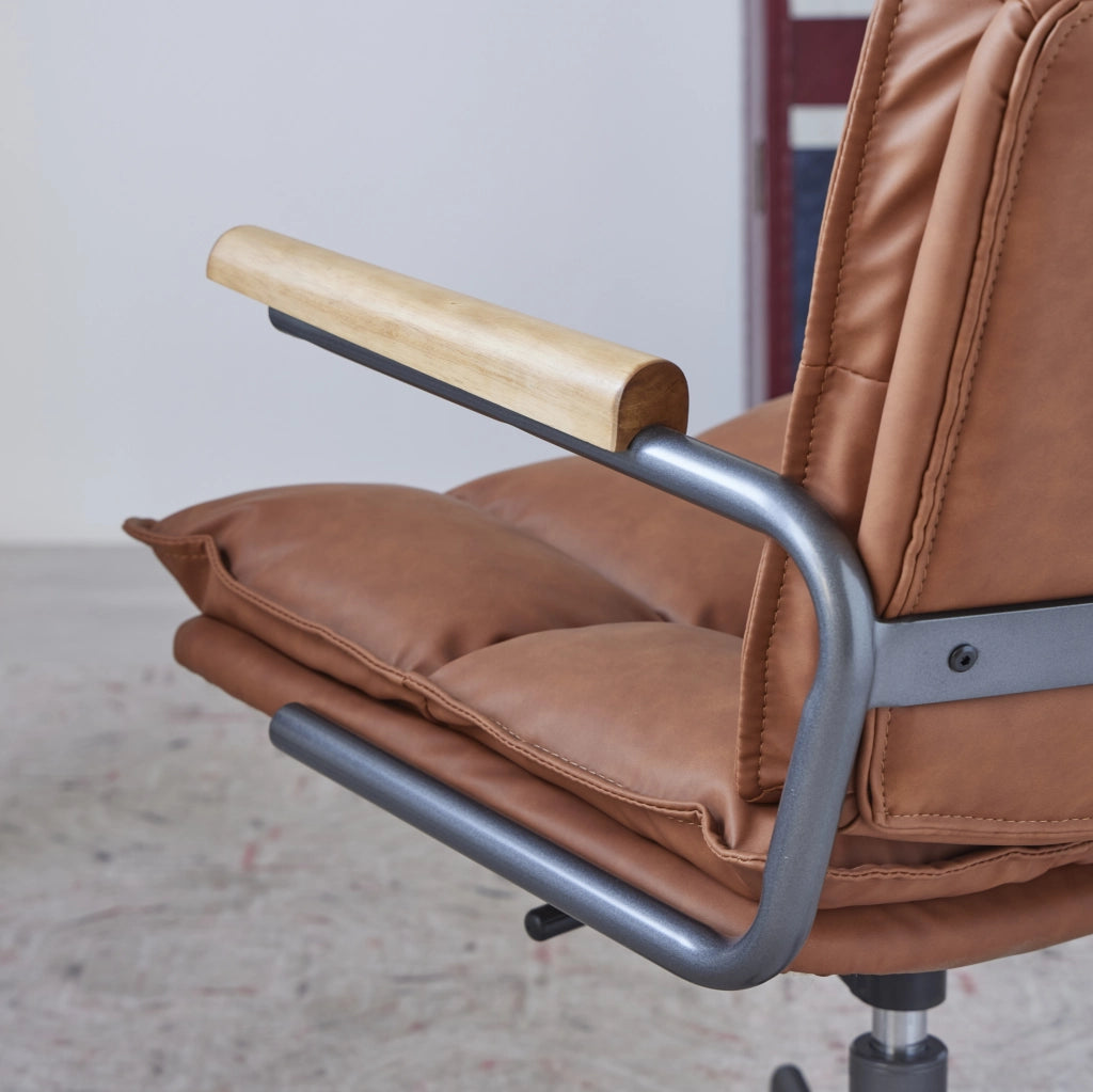 Sedia ufficio ergonomica in cuoio, girevole 360°, con altezza regolabile e braccioli in legno chiaro, per home office e studio