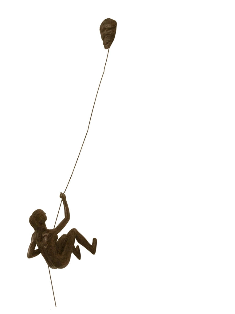 Figura in bronzo di una donna che arrampica, con base a forma di chiodo di roccia, altezza 73 cm