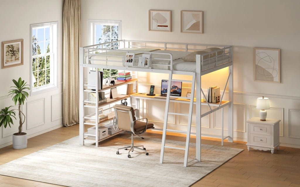 Letto a soppalco in metallo bianco 140x200 cm con scrivania integrata, scaffali, cesta portaoggetti, stazione di ricarica USB e illuminazione LED
