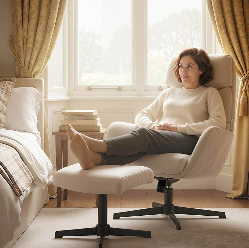Poltrona relax beige con poggiapiedi, schienale alto e base in metallo