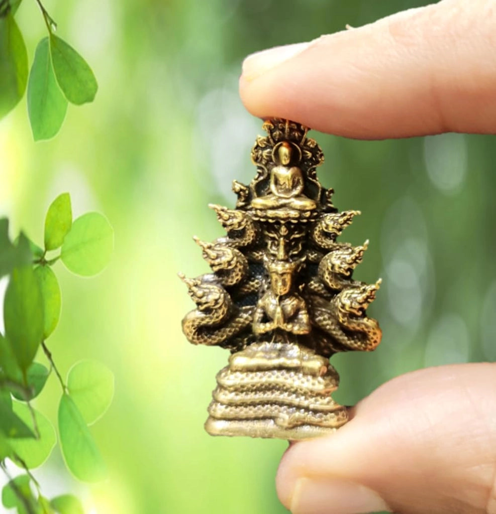 Piccola statuetta in ottone raffigurante un drago e un Buddha, dimensioni 1,2x2,5x3,7 cm, color oro