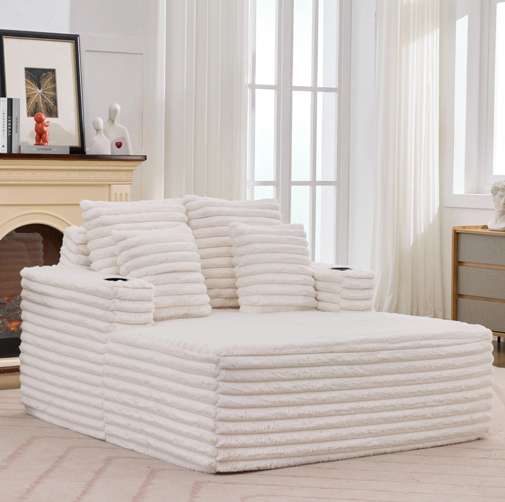 Poltrona chaise longue ampia in similpelliccia bianca con portabicchieri