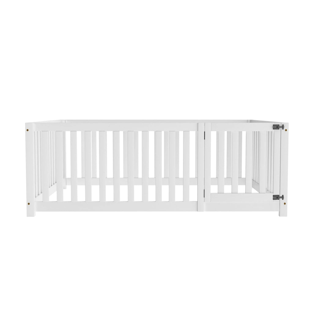 Letto per bambini a pavimento 140 × 200 cm con recinto e porta in legno bianco senza rete a doghe