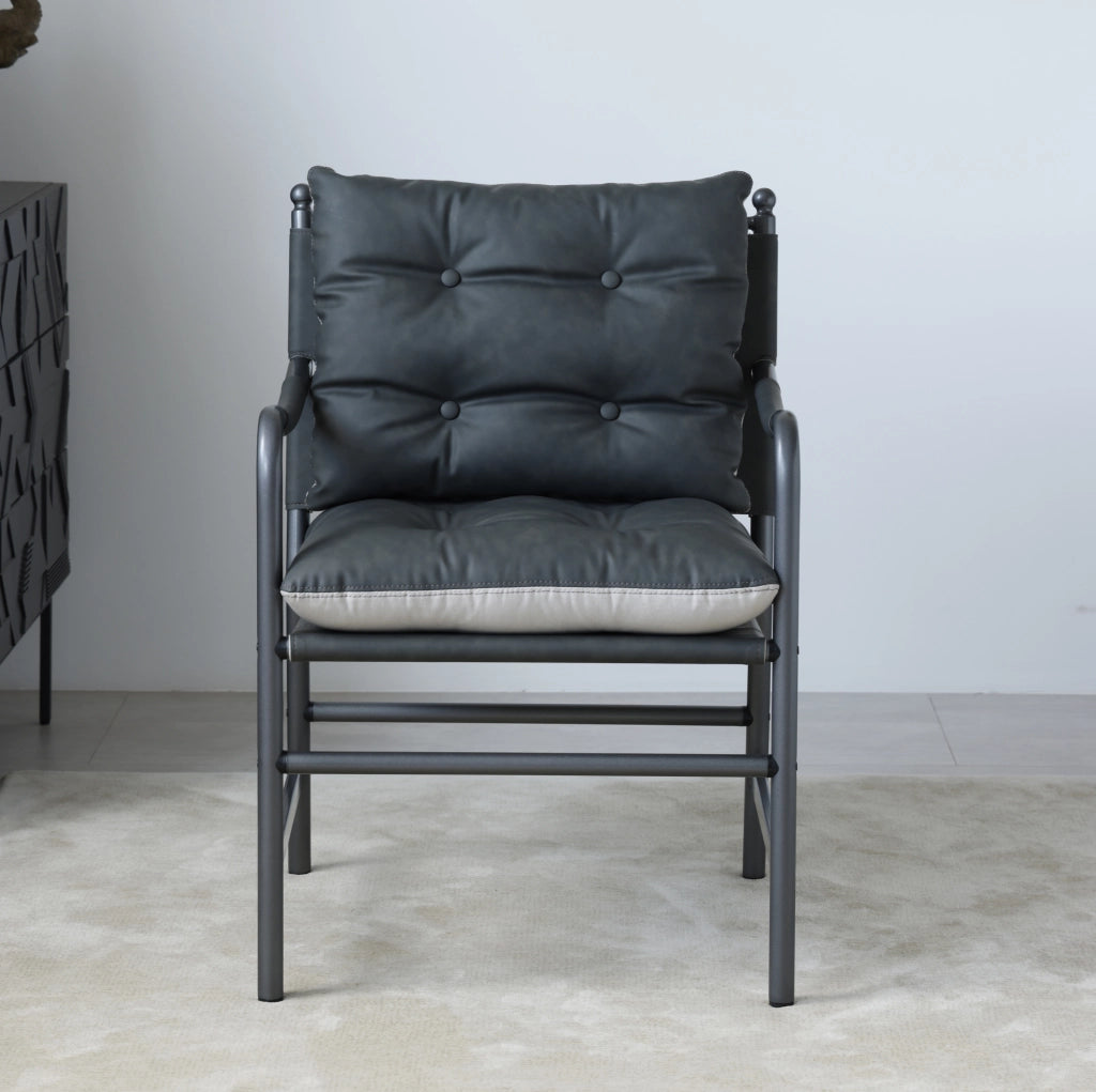 Poltrona in similpelle nera con struttura in metallo