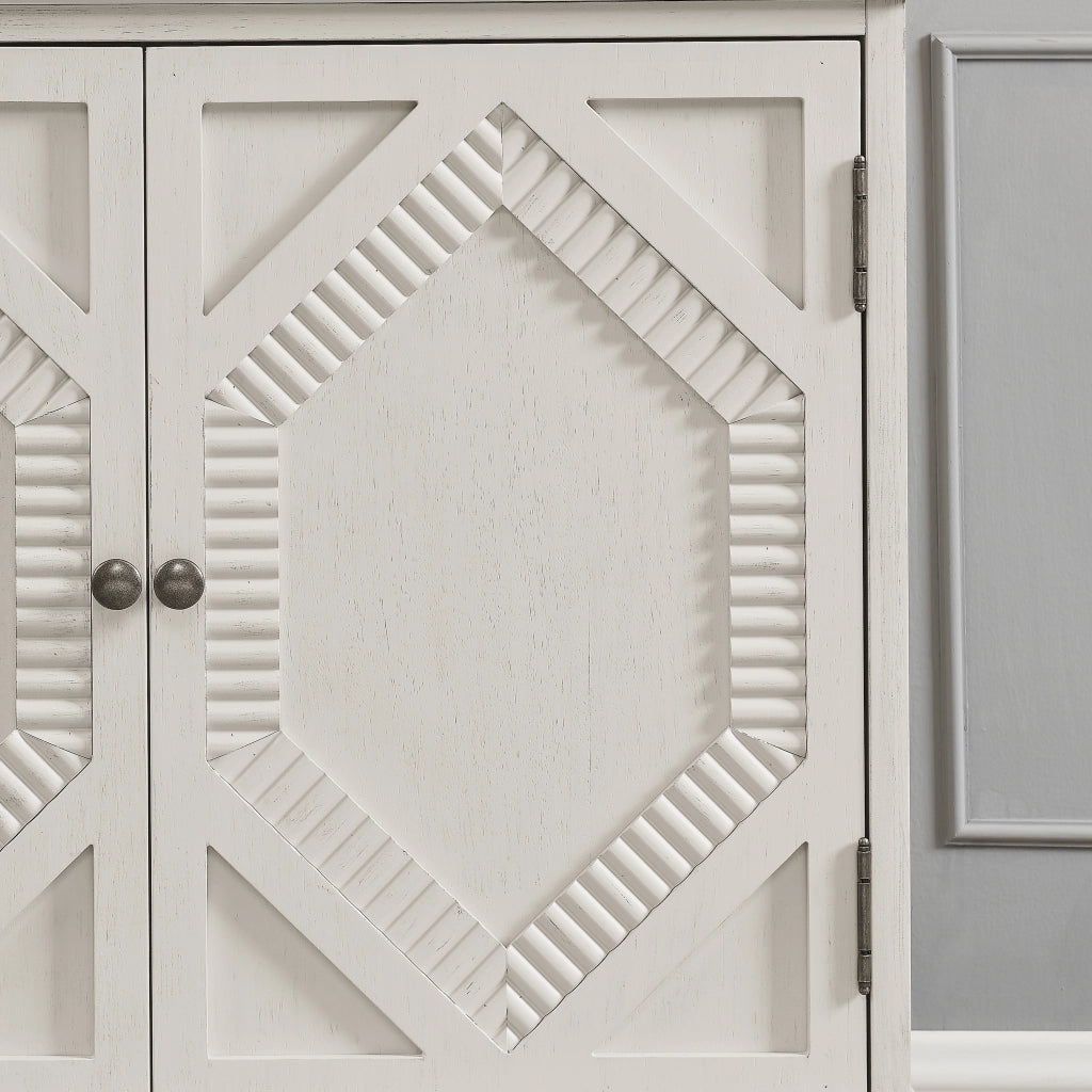 Credenza in legno e MDF bianco antico con due vani ripiano regolabile gambe regolabili e maniglie in ottone stile retrò