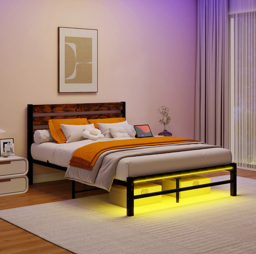 Struttura letto matrimoniale 140x200 cm in metallo con testiera in legno, LED RGB con controllo app, supporto robusto e spazio sottostante per guardaroba