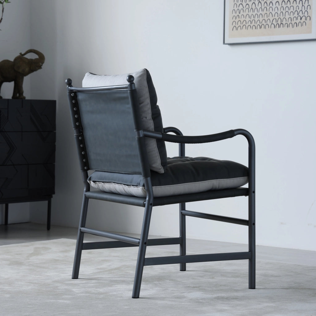 Poltrona in similpelle nera con struttura in metallo