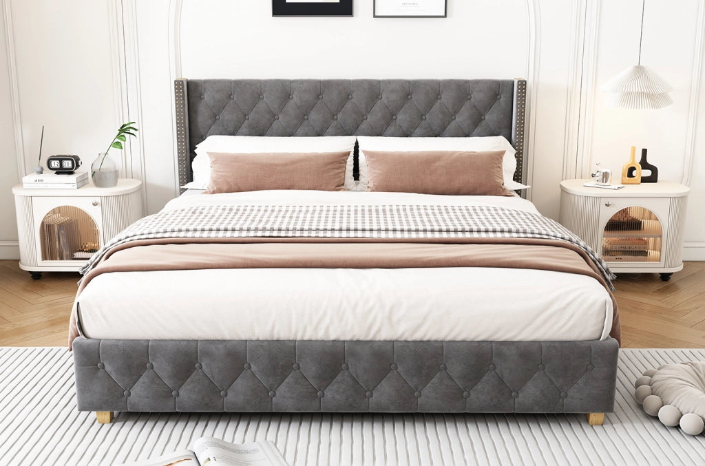 Letto imbottito 160x200 cm con rete a doghe, testiera con bottoni e borchie, gambe in legno, velluto grigio