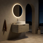 Mobile bagno sospeso 80 cm con lavabo ovale bianco, top in travertino sinterizzato e mobile in multistrato rovere crema