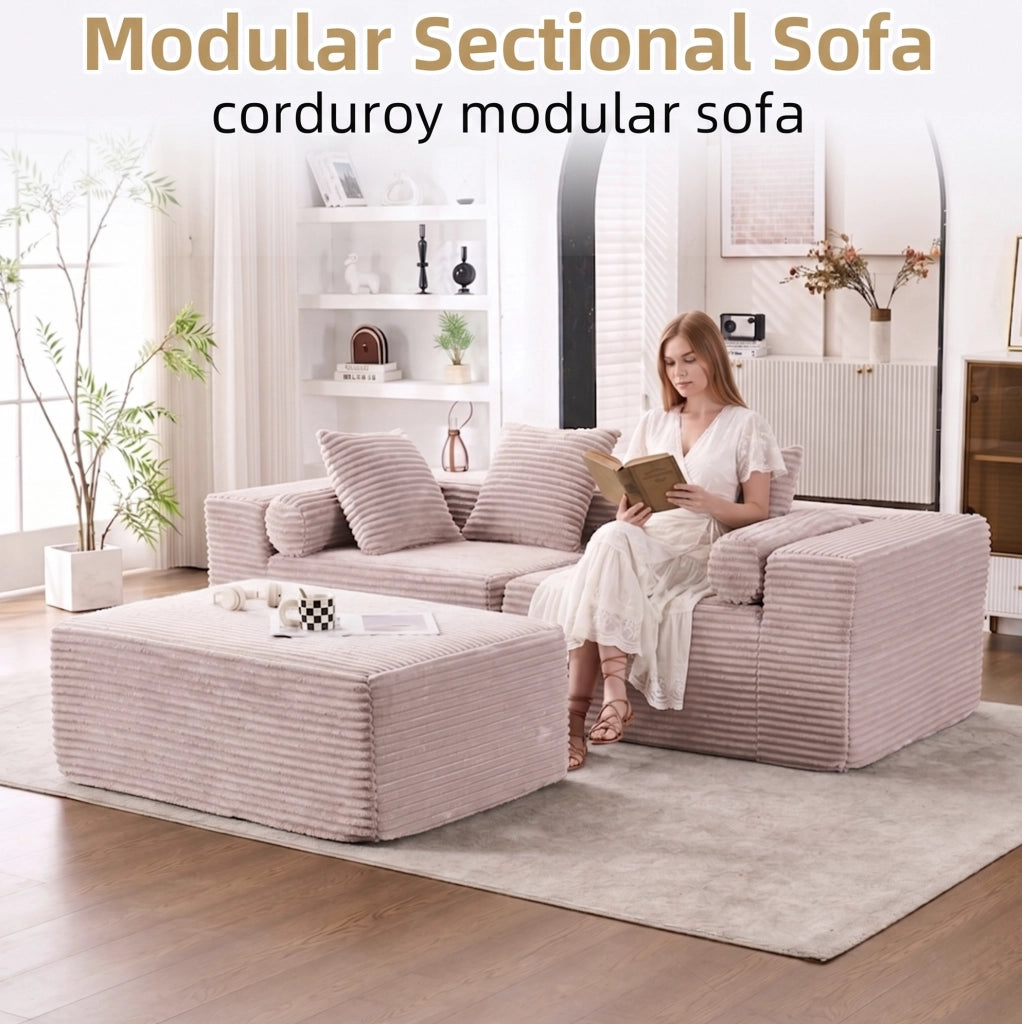 Divano modulare beige a tre elementi con chaise longue