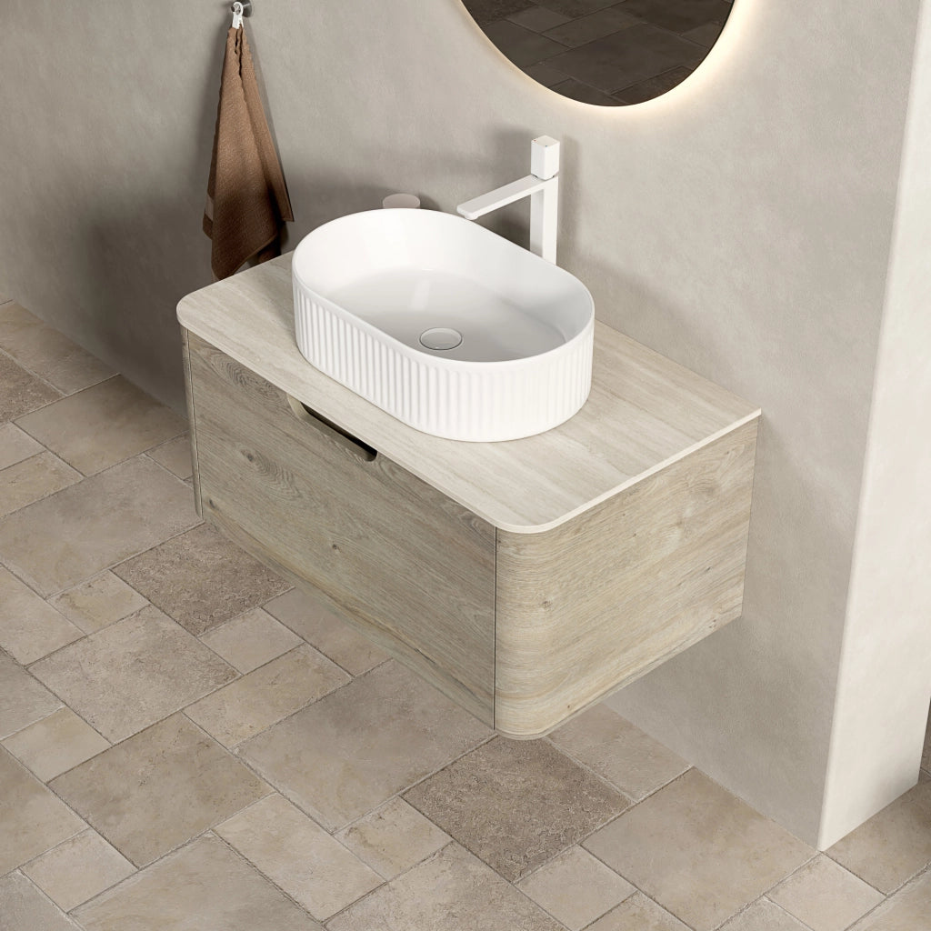 Mobile bagno sospeso 80 cm con lavabo ovale bianco, top in travertino sinterizzato e mobile in multistrato rovere crema