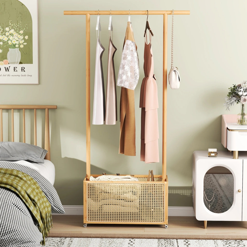 Stand appendiabiti in bambù naturale con cesto in rattan PE 60L e 4 ruote carrello guardaroba salvaspazio robusto per casa