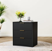 Comodino nero in MDF con 3 cassetti spaziosi, maniglie metalliche dorate e guida ammortizzata silenziosa, 58x38x64 cm