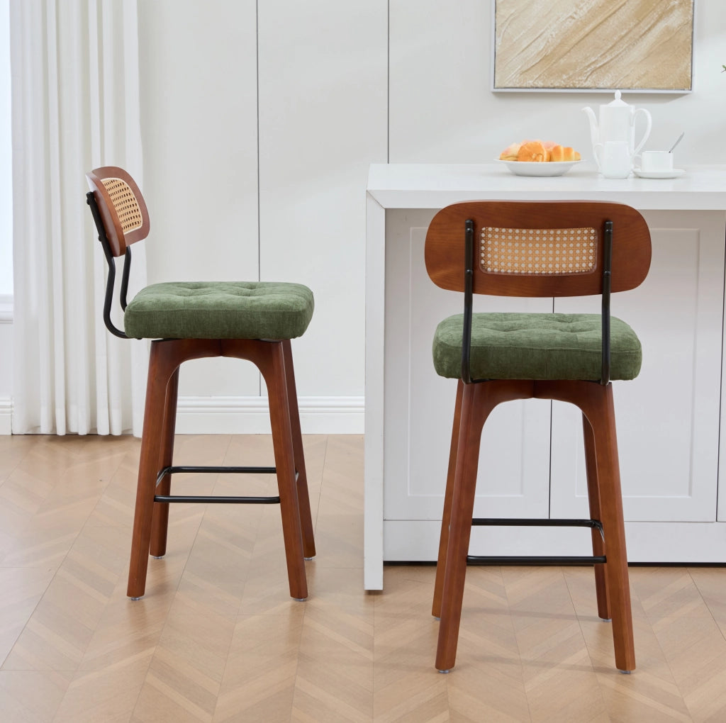 Set di 2 sgabelli da bar girevoli verdi con schienale in rattan